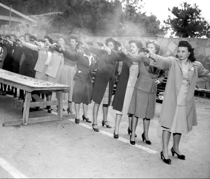 1948年，洛杉矶警察局的女学员们正在练习使用她们新配的柯尔特侦探特种型左轮手枪