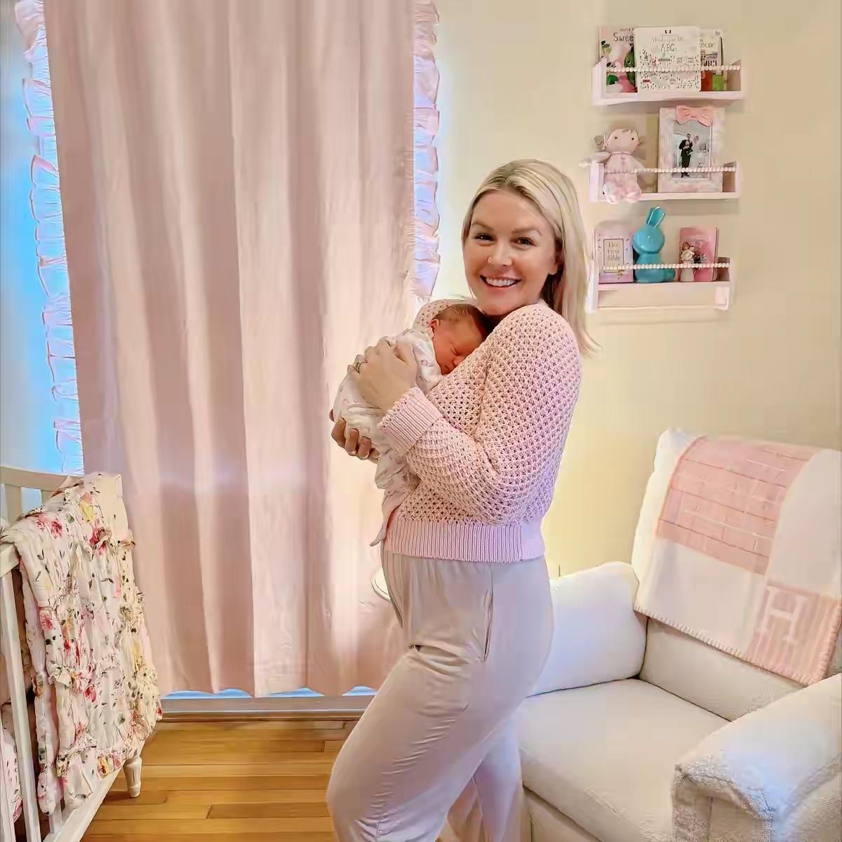 原来国外女人真的不坐月子？白宫发言人卡罗琳5月1日生了个女儿，5月7日就回白