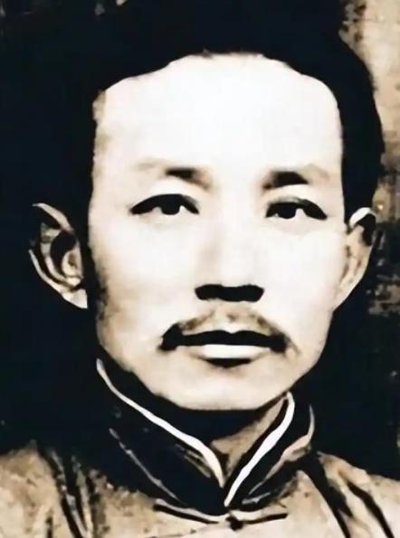1943年，新四军团长汤景延叛变，打死3名战士后，又带着600多人投敌，有人提议