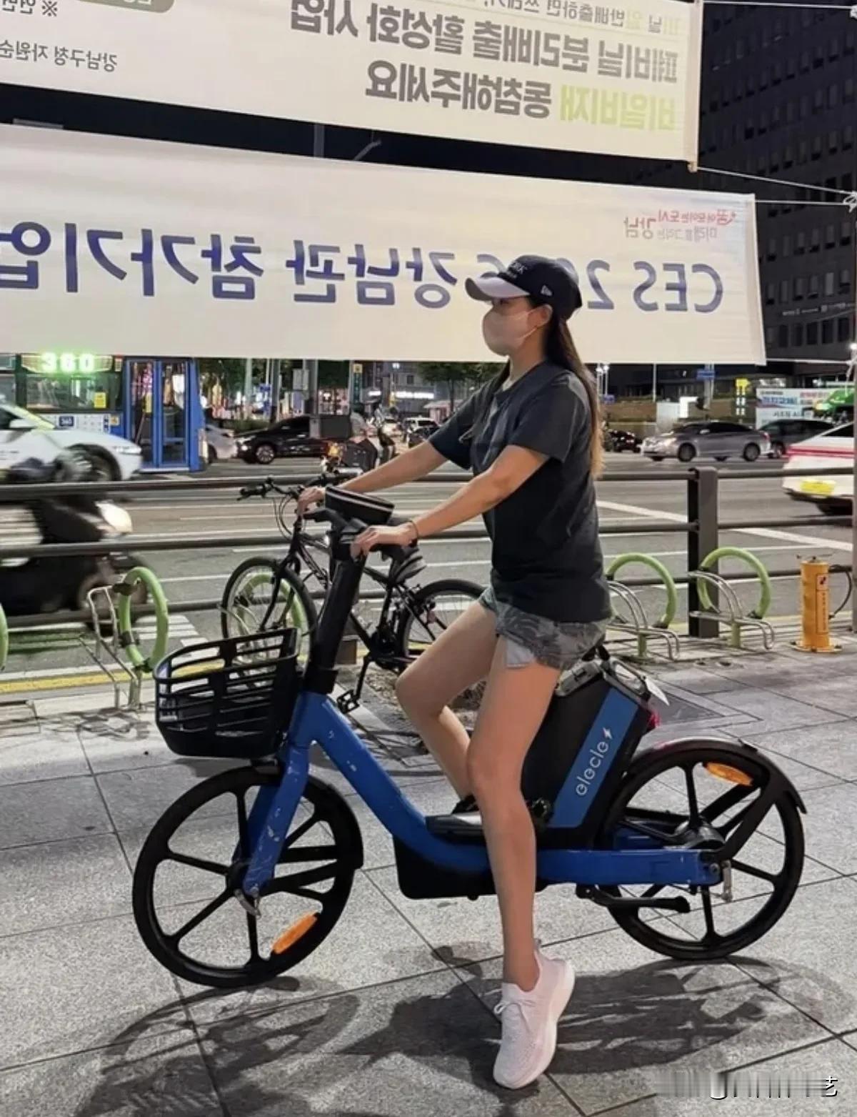 5月，演员金喜善在自己的Instagram上上传了照片。照片中，金喜善骑着电动自