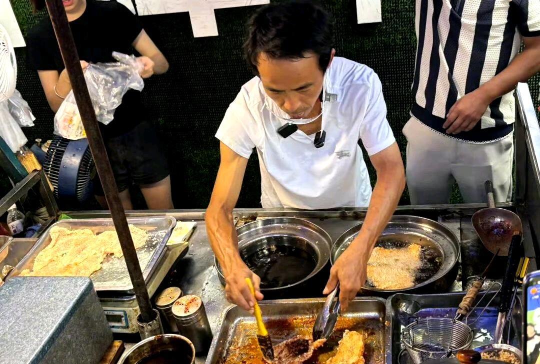 刚刚火起来的鸡排哥和之前的周饼轮都是街头卖艺小吃的，至少目前为止，他们本身并没有