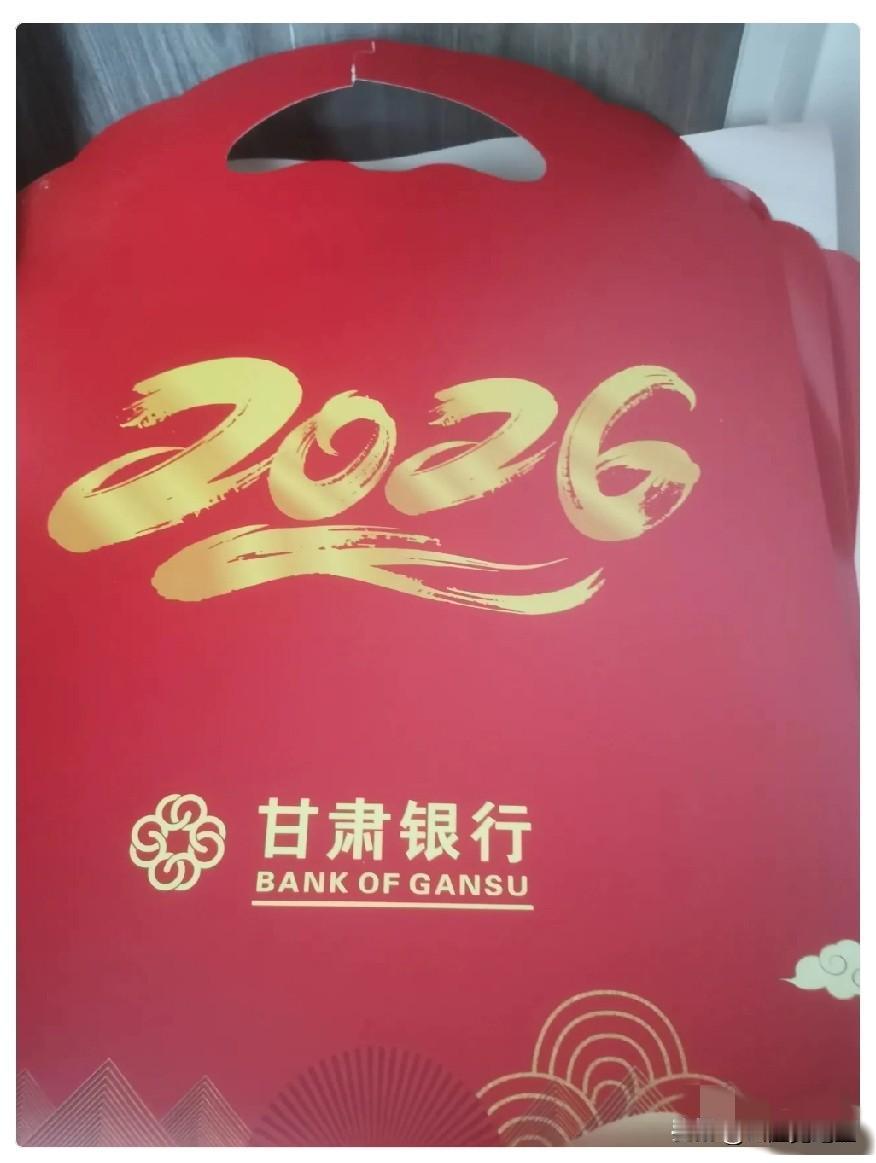 告诉大家一个密码，银行送的对联千万别扔了。快到过年的时候，银行，保险公司都送