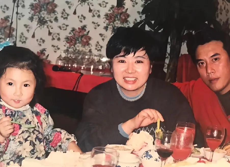 90年代，张山和夫人陈丽达，以及女儿张嘉芸的合影，一家都是高颜值在充满怀旧色