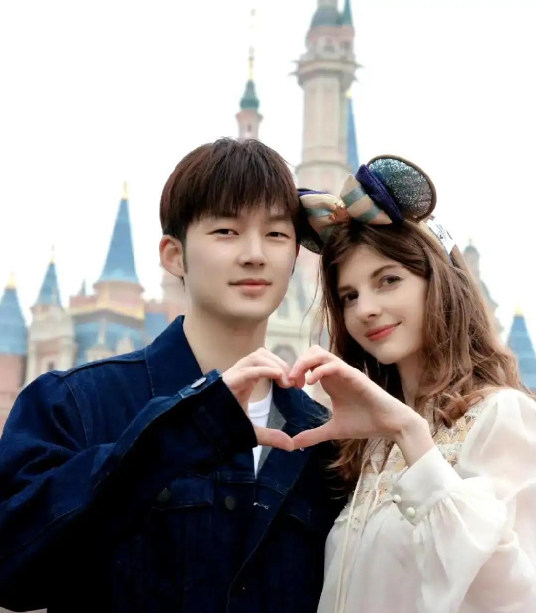 阿诺不会和董力离婚，这事我信。节目里他俩坐得老远，手都不碰，弹幕全在唱衰。我