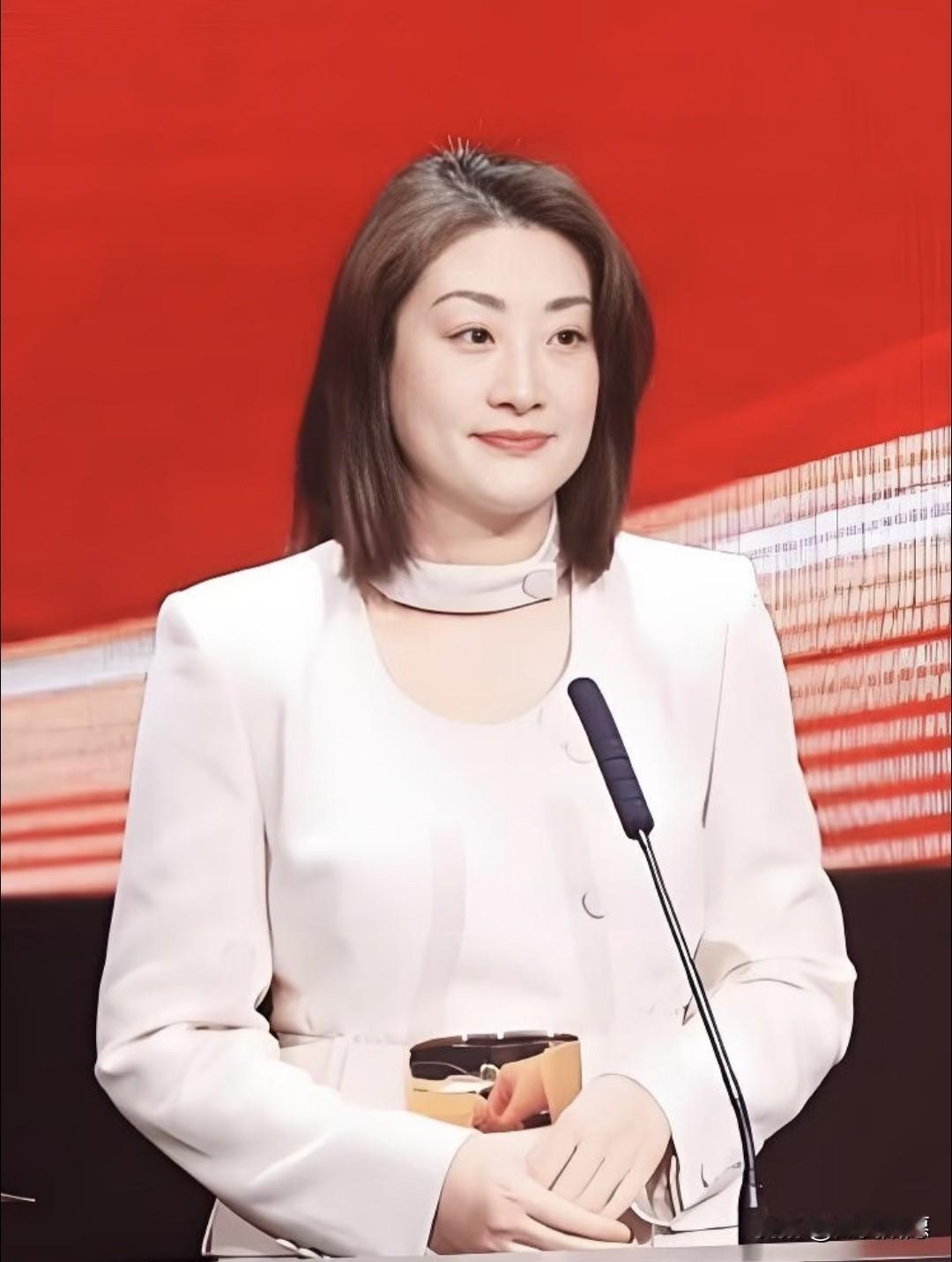 宗馥莉这次是真狠啊，新饮料“果然啵啵”上市，包装上翻遍，“娃哈哈”三个字一个