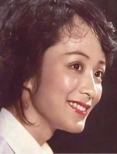 1997年，知名歌唱家谢莉斯在台上唱歌时，突然感觉嘴巴麻木，不受控制的歪向一边，