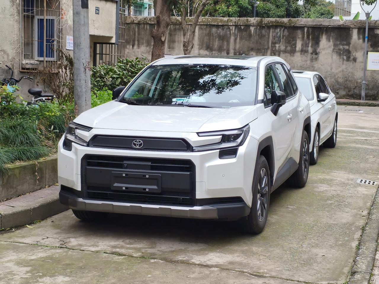 丰田RAV4，都进化成这样子了。车长4620mm，轴距2690mm，2.0L