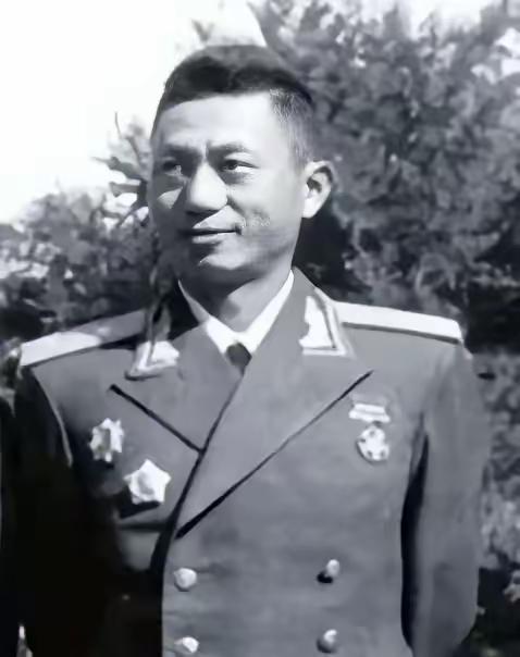 1990年，已经离休的开国上校黄汉基向组织打了报告，提出：“我要赴台探亲。”组织