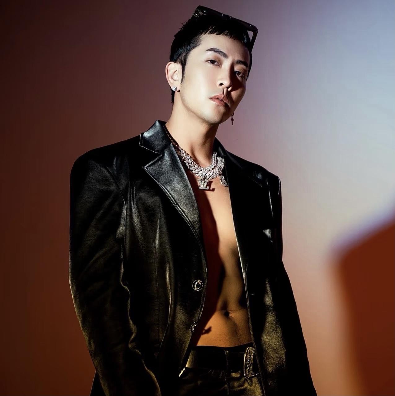 明眼人都看得出来，梁淞不会跟何美延离婚，不是因为他们有3个孩子，而是因为