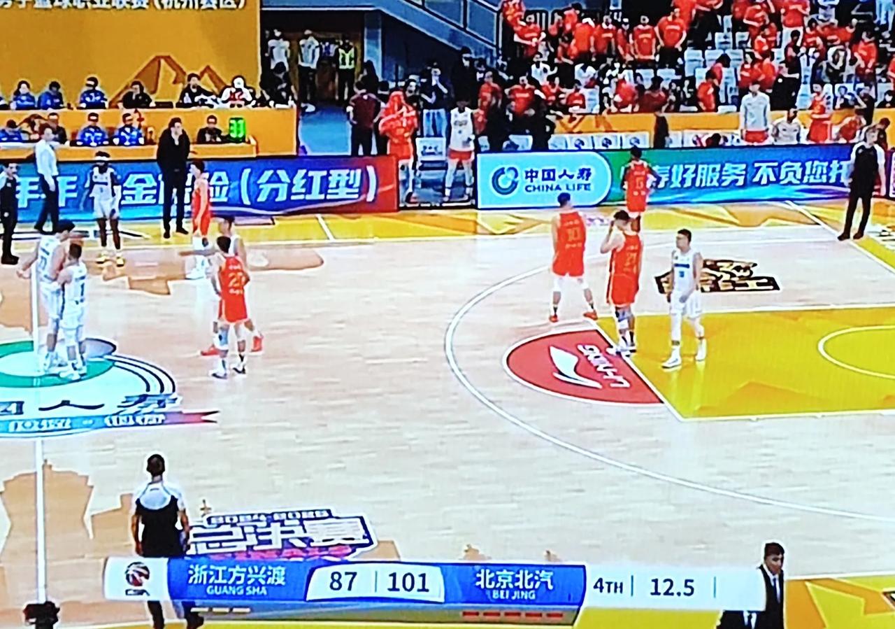 看北京赢广厦第一场，除了陈盈骏神勇发挥外，周琦表现也是可圈可点，北京队有这两国内