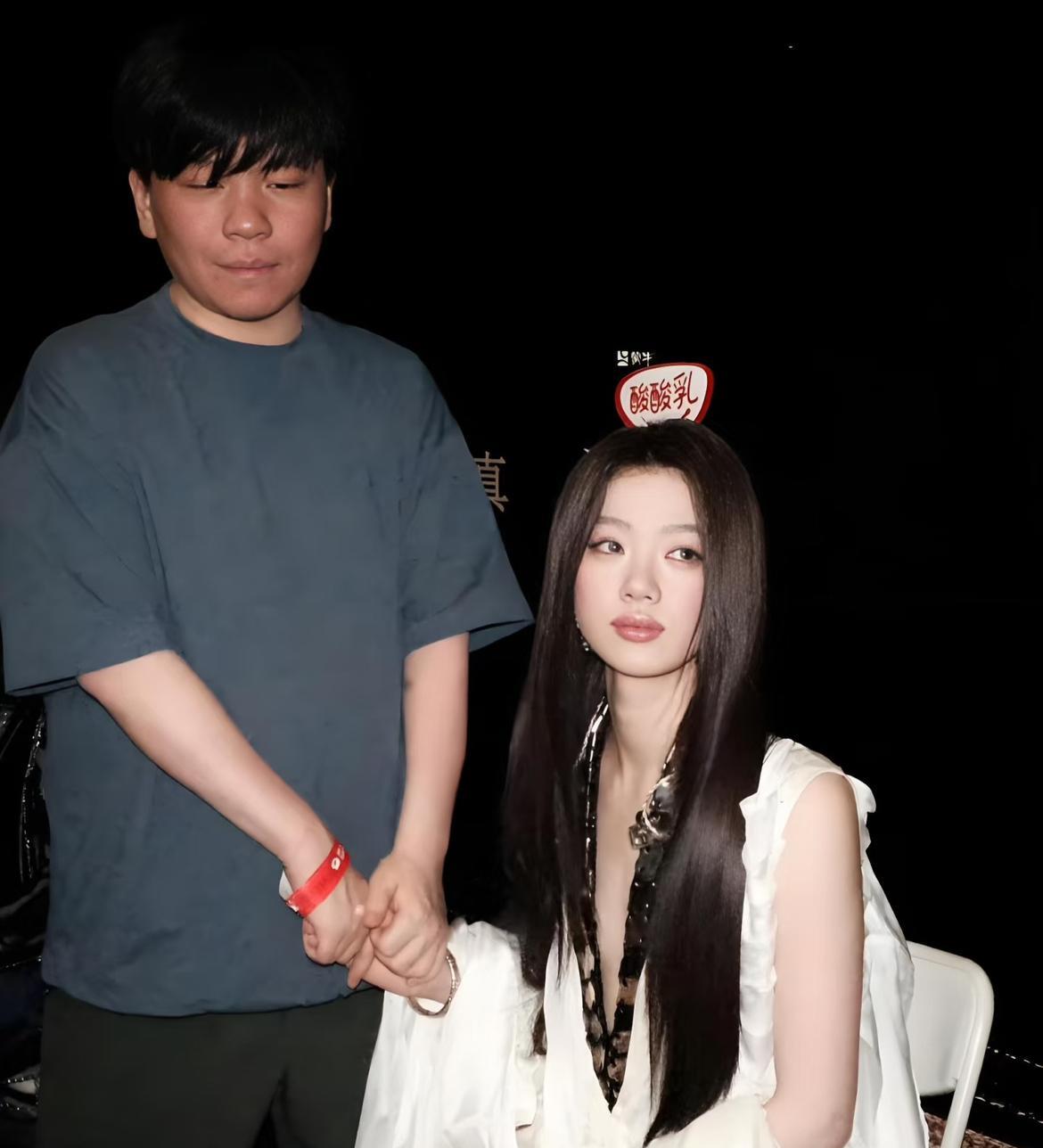 常石磊现在的心情比吃了苍蝇还难受！他实在不理解，单依纯+王力宏这样的王炸组合