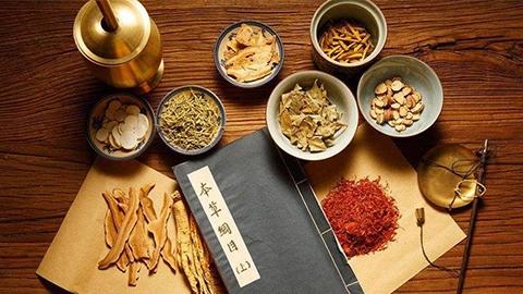 中医临床经验分享口臭大多是脾胃有湿热，所以浊气容易上犯到口腔导致口臭，调治必