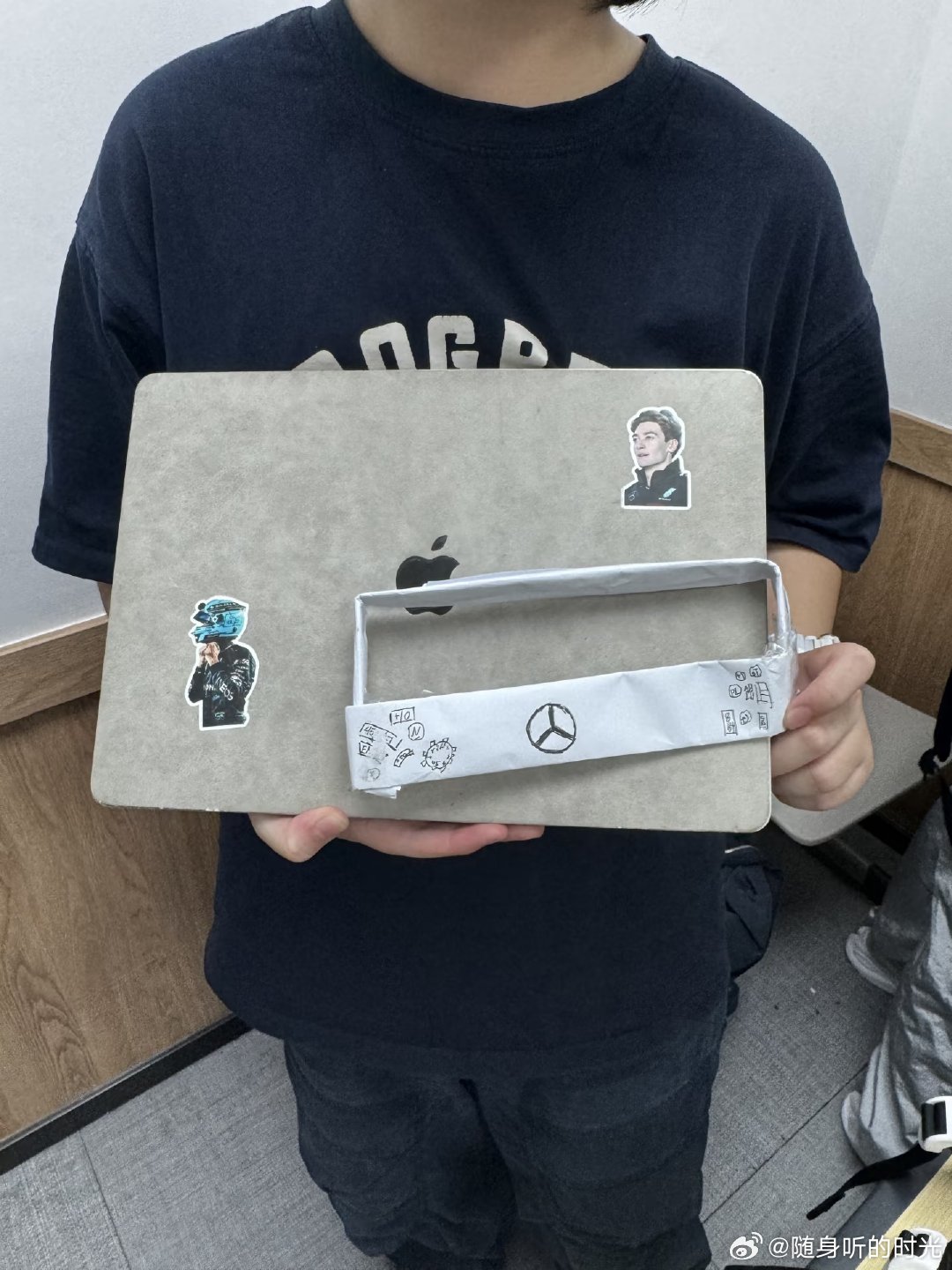 哈哈哈哈哈哈哈怎么这么可爱啊啊啊啊啊啊图2是学生拿着我的电脑哈哈哈哈哈