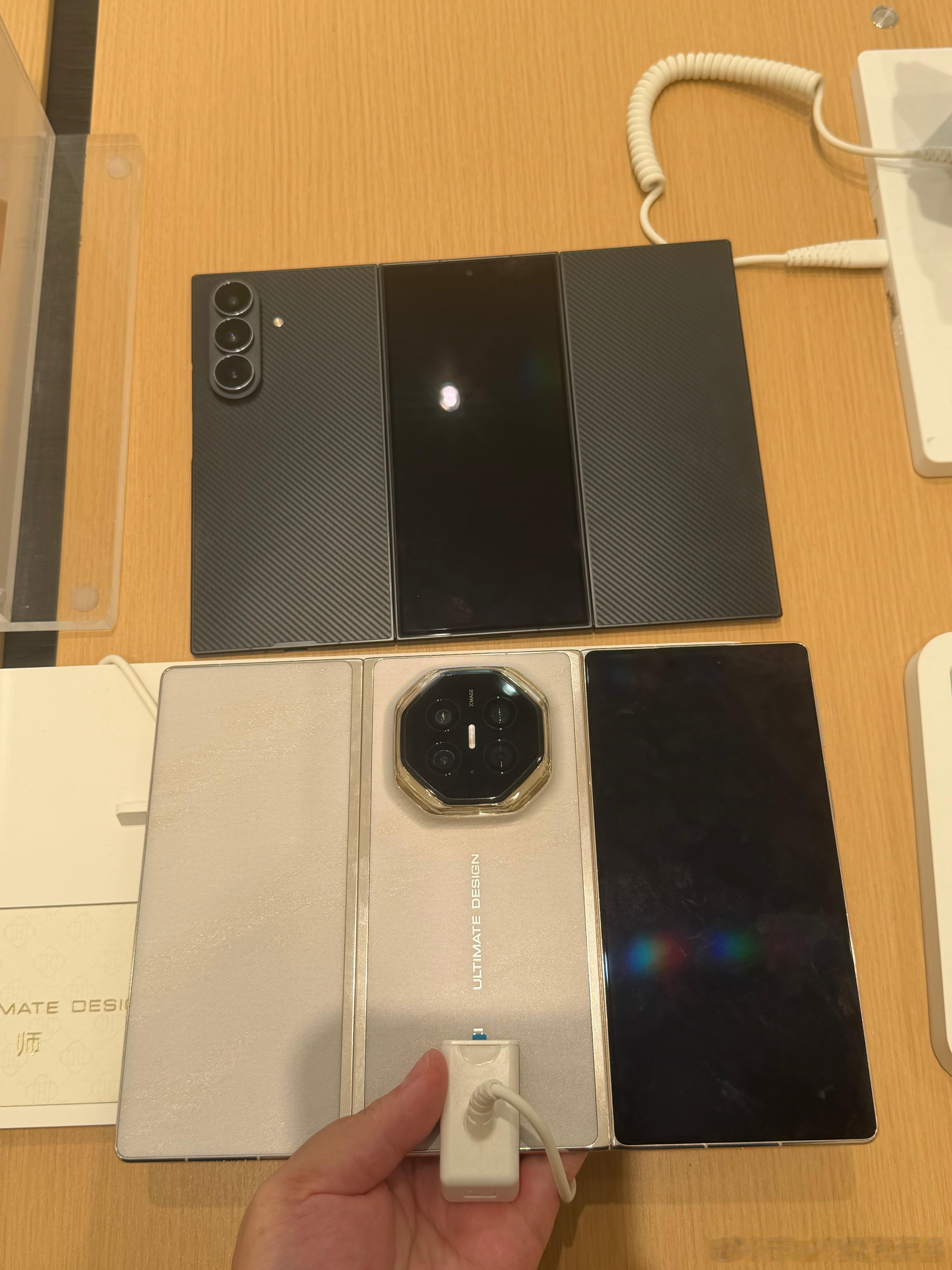 线下店转了一圈，发现华为和三星一直在暗中较劲，就比如：三星ZTriFoldVS华为MateXT2，你