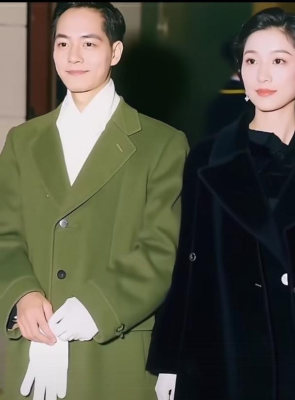 上天给他帅气的外表也就罢了，偏偏还给他超凡脱俗的气质，儒雅干练，睿智精悍。给