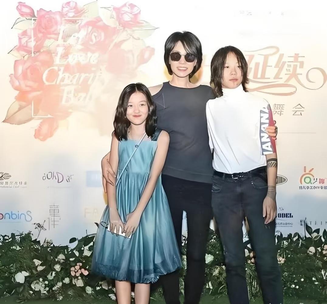 王菲真的很会教育孩子，无论是窦靖童还是李嫣都跟同父异母的妹妹关系很好，两个女儿都