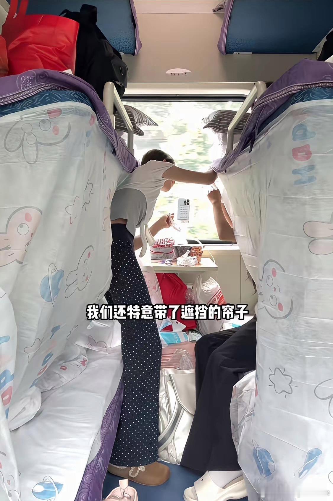 火车卧铺这么操作应该不行吧，中间那个小桌子不应该是上中下铺合用的吗？
