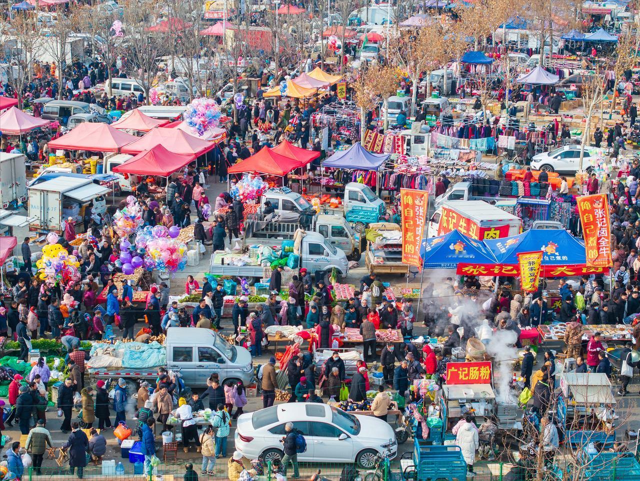 你见过10万人一起赶集吗？这大场面我生平第一次见；曹洼赶集火得一塌糊涂，10万人