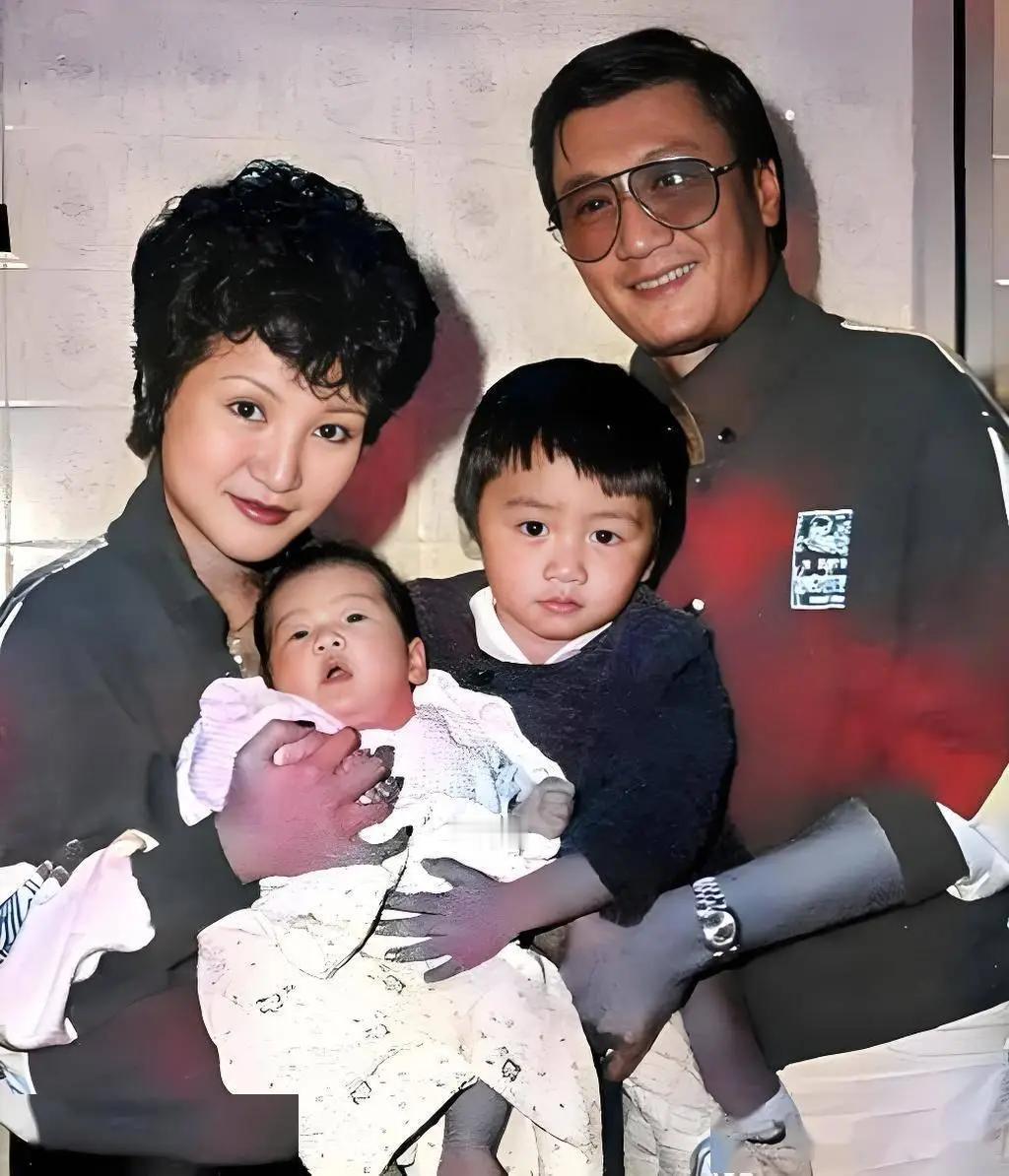2000年，狄波拉改嫁时，回头看向前夫谢贤：“四哥，我嫁了？”谢贤倒是干脆：“快
