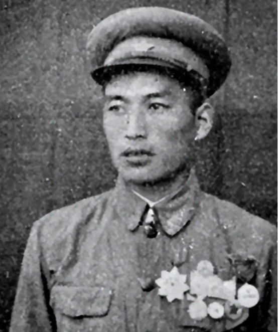 1949年，3名侦察员误入一间破旧牛棚，一名战士刚躺下，突然一阵疼痛，伸手往草堆