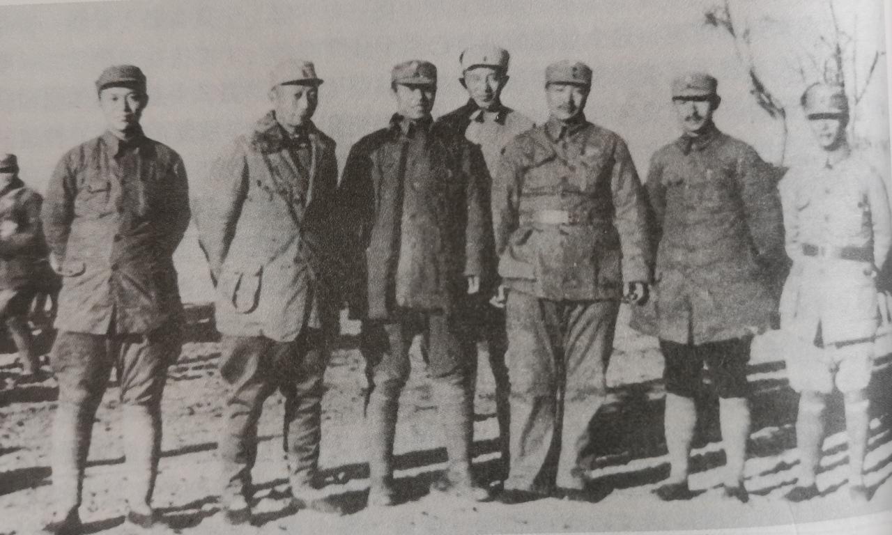 1939年贺龙来到晋察冀根据地，和聂荣臻等人合影。合影七个人，都是大名鼎鼎的人物