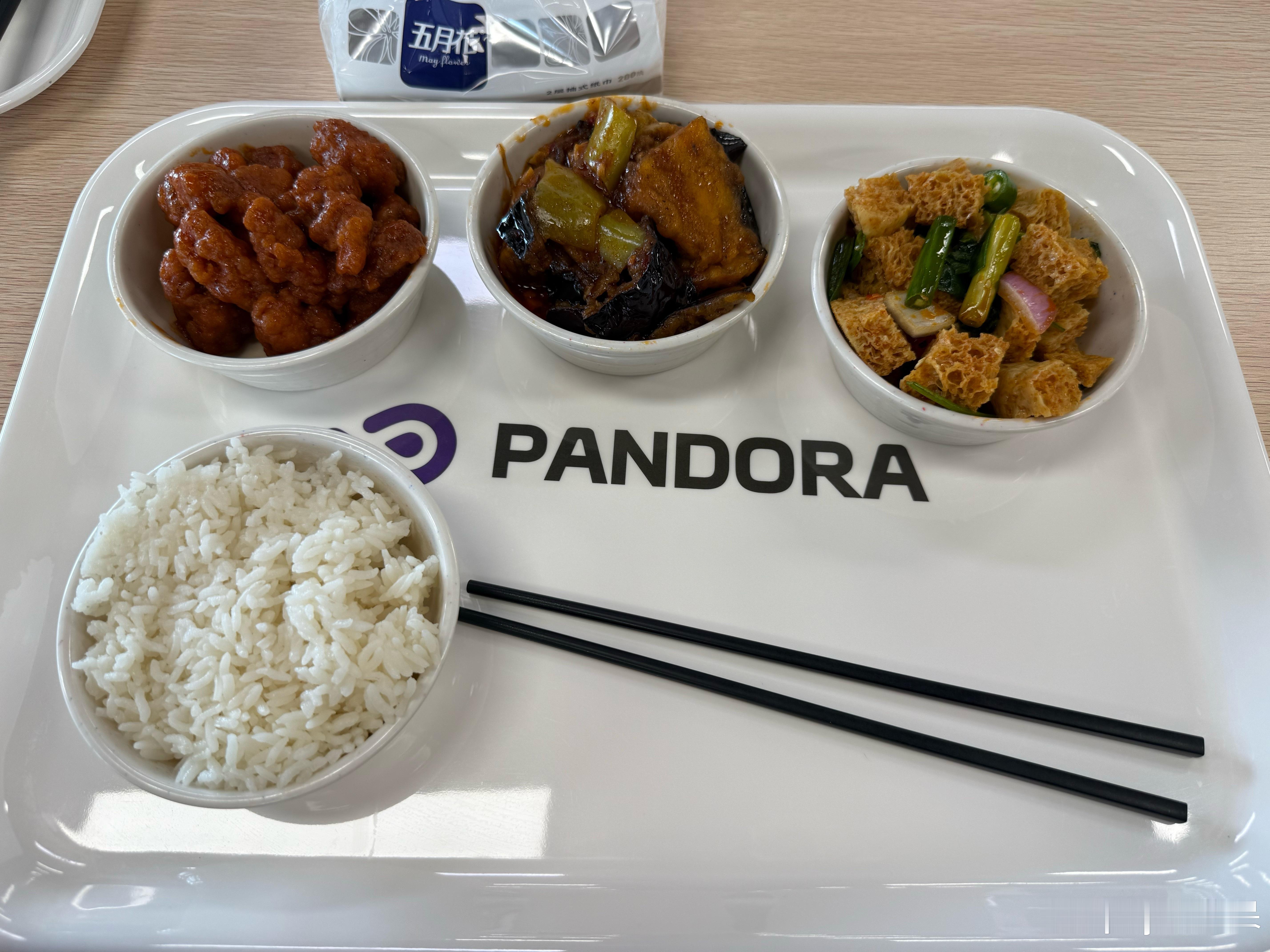 也是吃上理想食堂的饭啦，真香啊，我要干三碗饭理想i8​​
