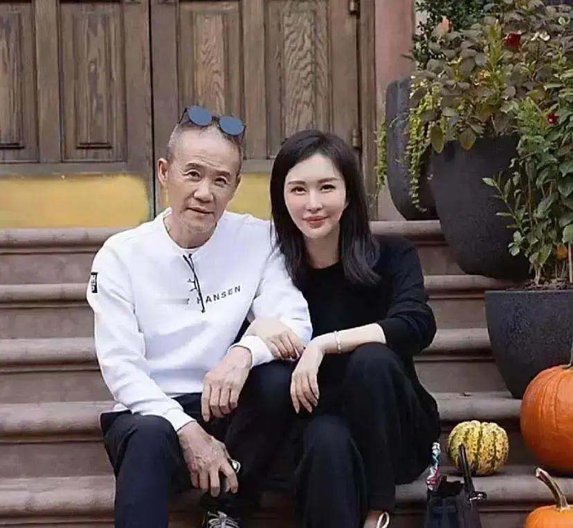 王石田朴珺被拍到在郊区营地搭帐篷，老头儿弯腰穿地钉，女的给娃擦手，一家子没助理，