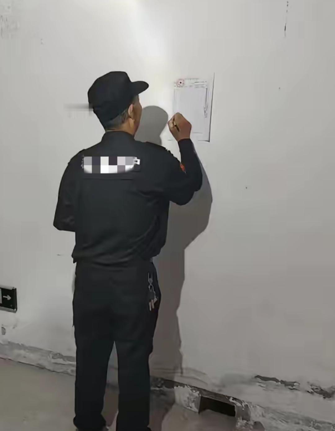 为了防止夜班保安睡觉，公司规定夜班保安每个小时要上报一次，在巡逻路线上设置几个点