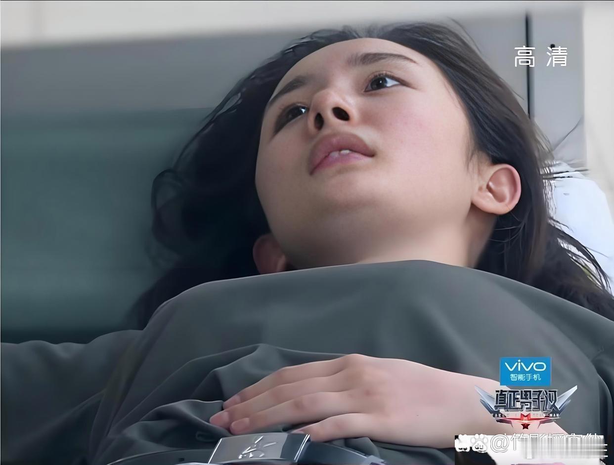 被这个角度的杨幂惊到，氛围感绝啦！