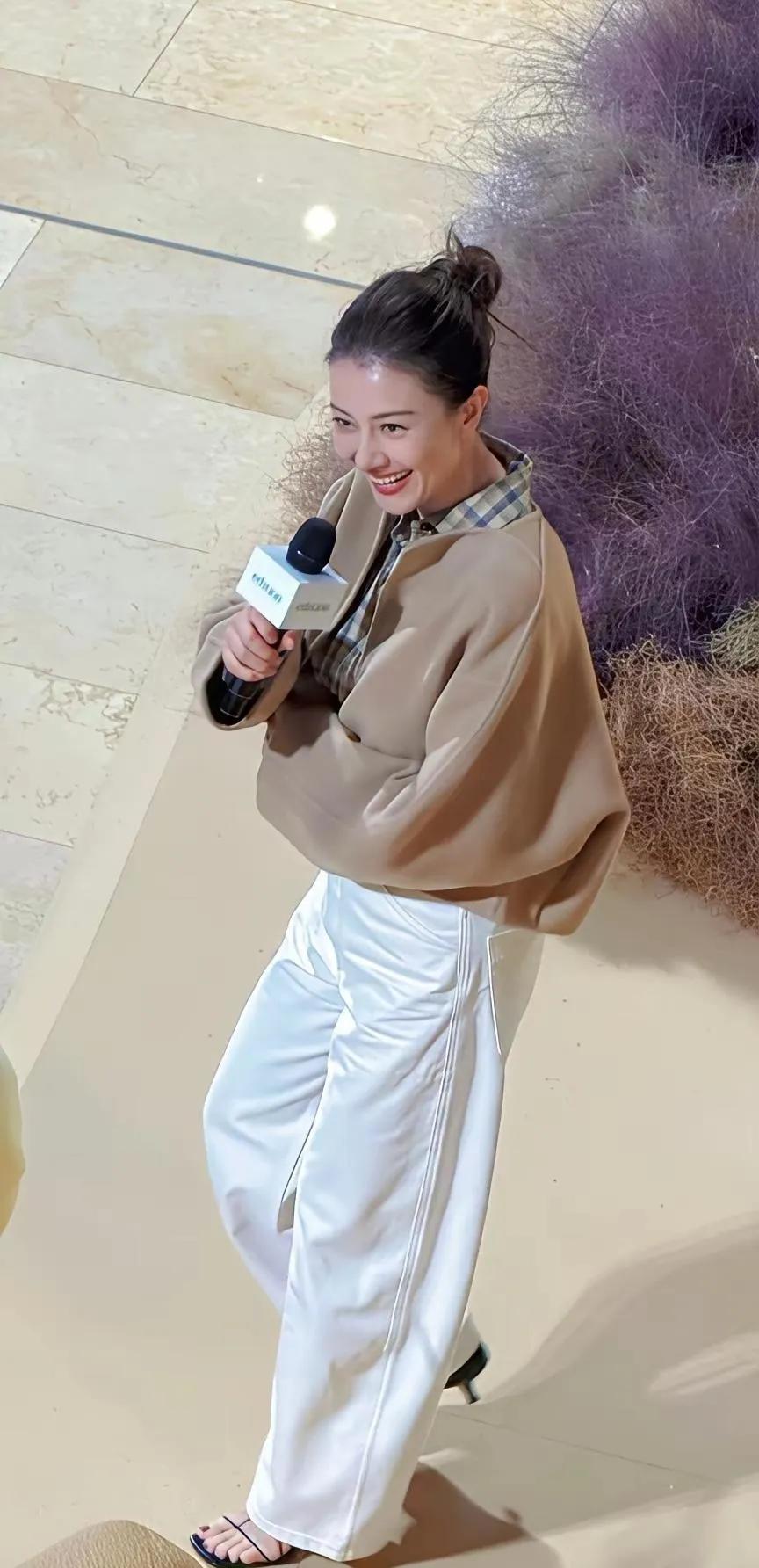 谁再说高圆圆老了？线下无滤镜生图直接打脸！丸子头清爽减龄，简约穿搭难掩好身材，