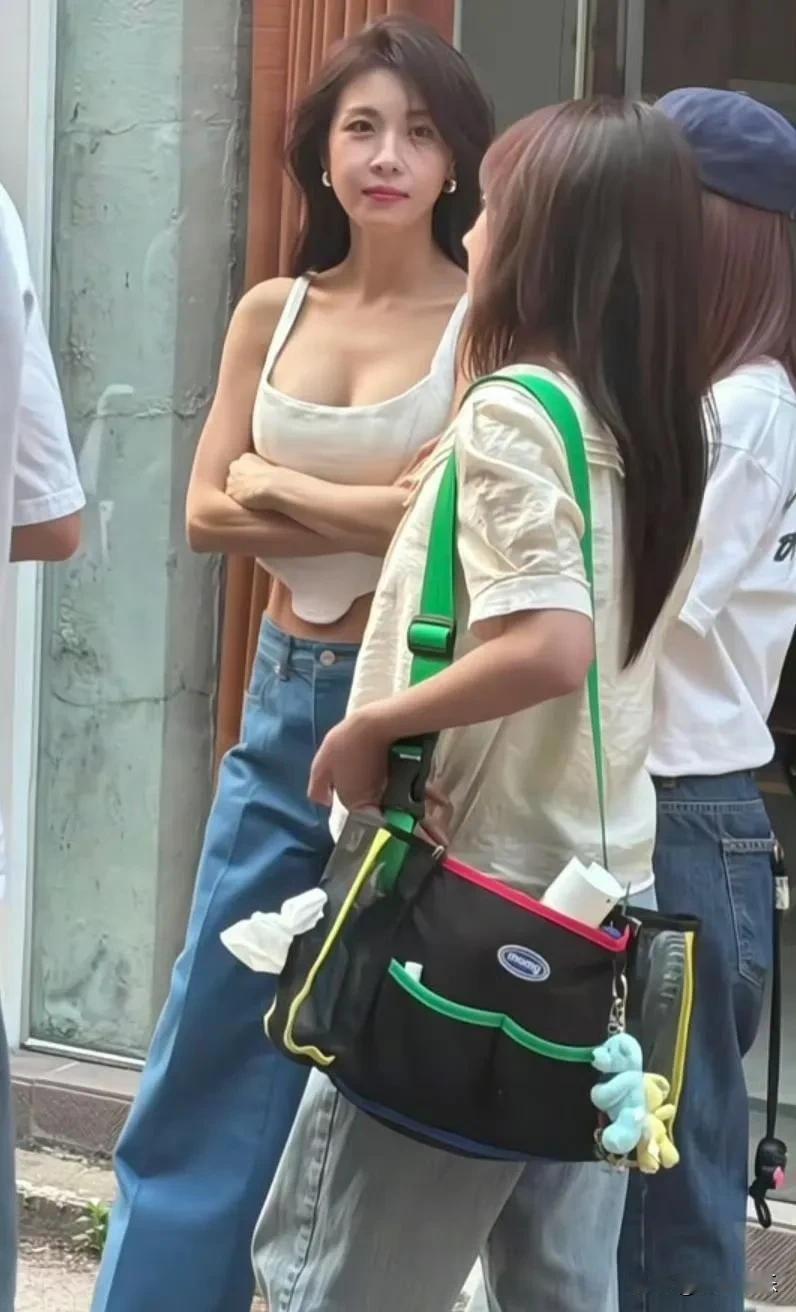 看过她的电影举个手，曾经的女神，47至今单身
