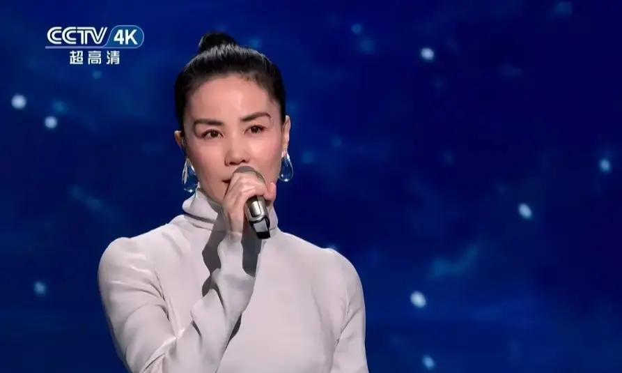 王菲又被拉出来说妆容翻车。我刷到几张截图，说她在某活动顶着贴头皮发型、眼妆太