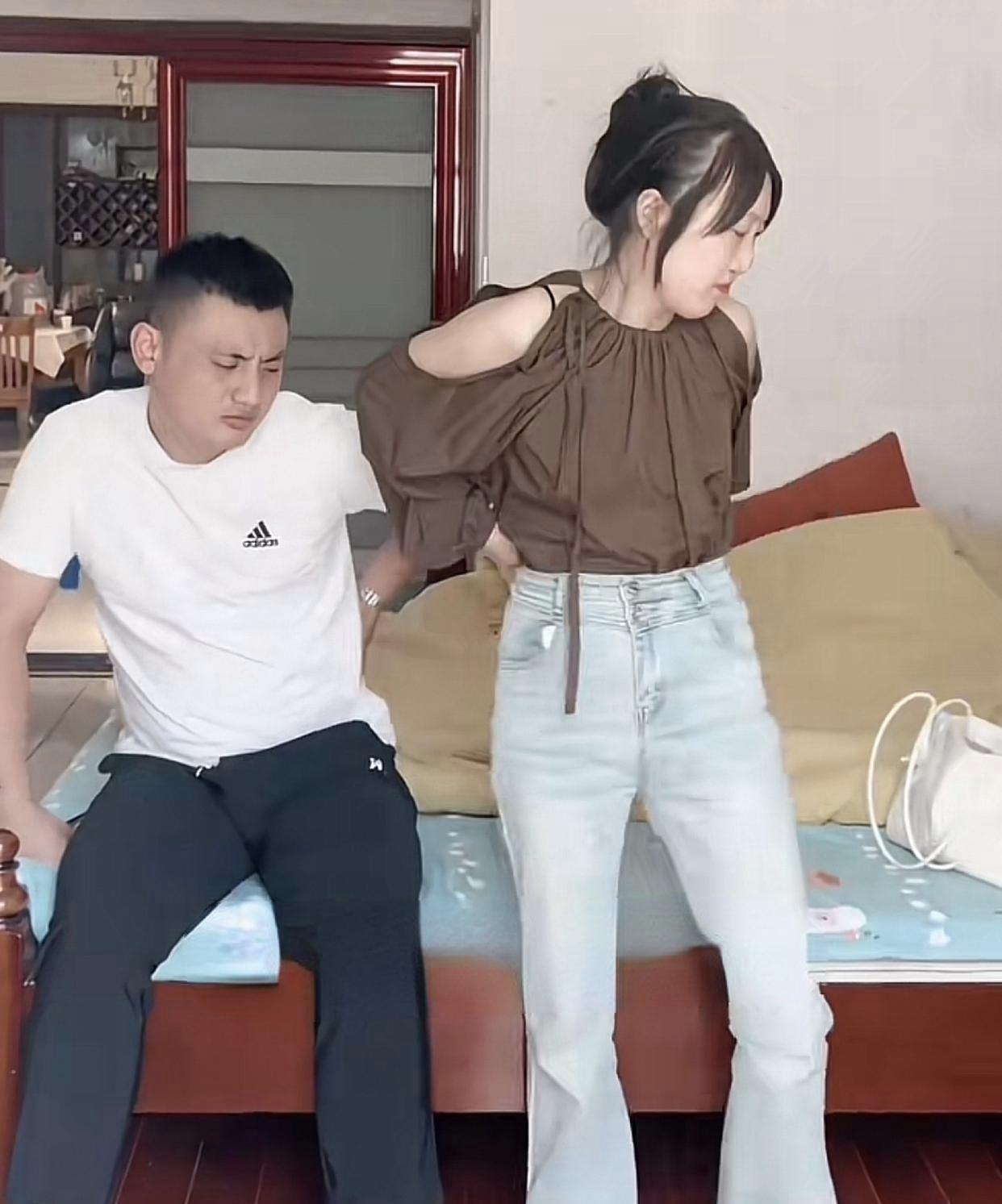 离婚三年，她每月还能睡前夫的床！当初倔着要离，把女儿一扔就走。再婚没成，