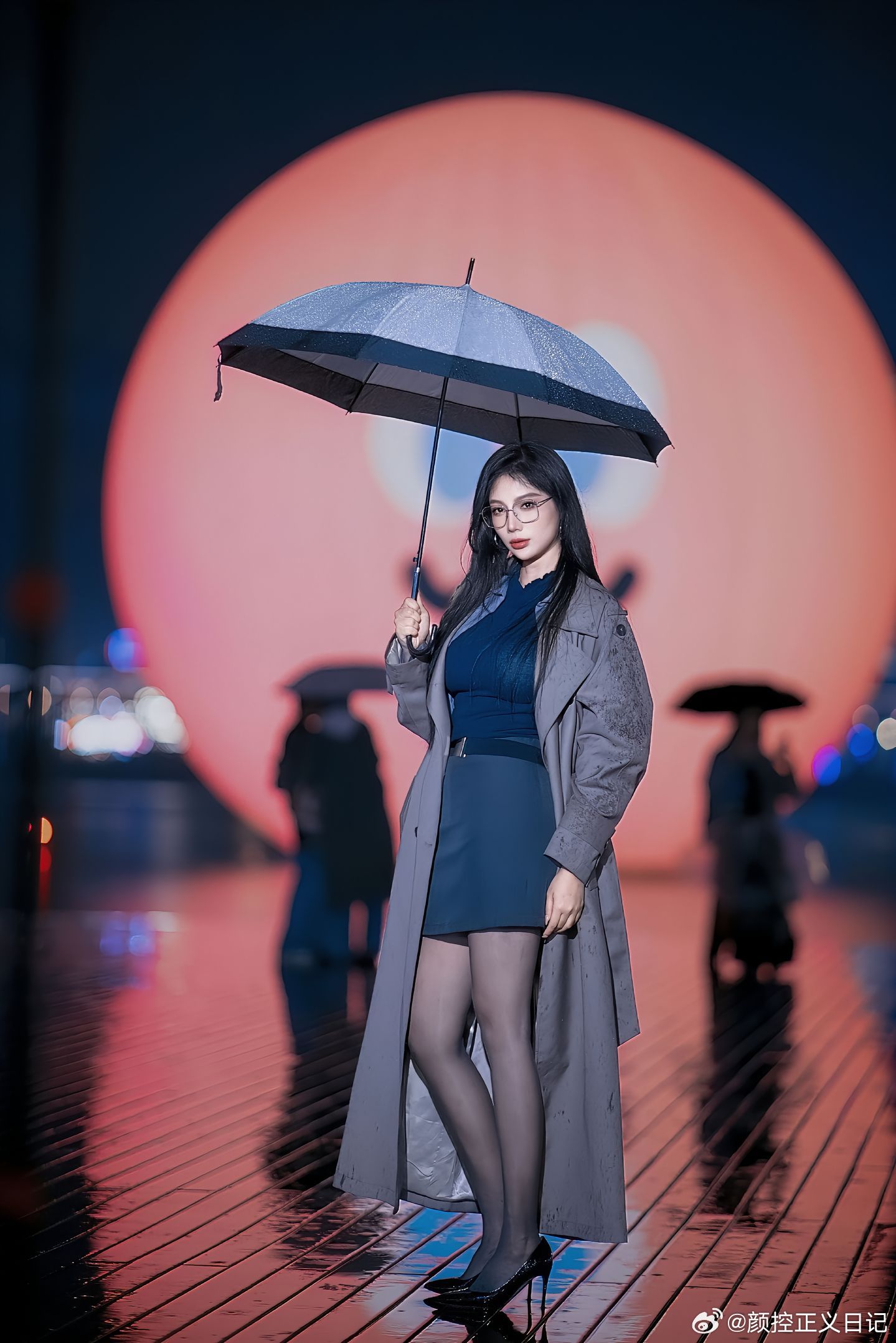 穿搭风衣配黑丝美女绘梦长廊