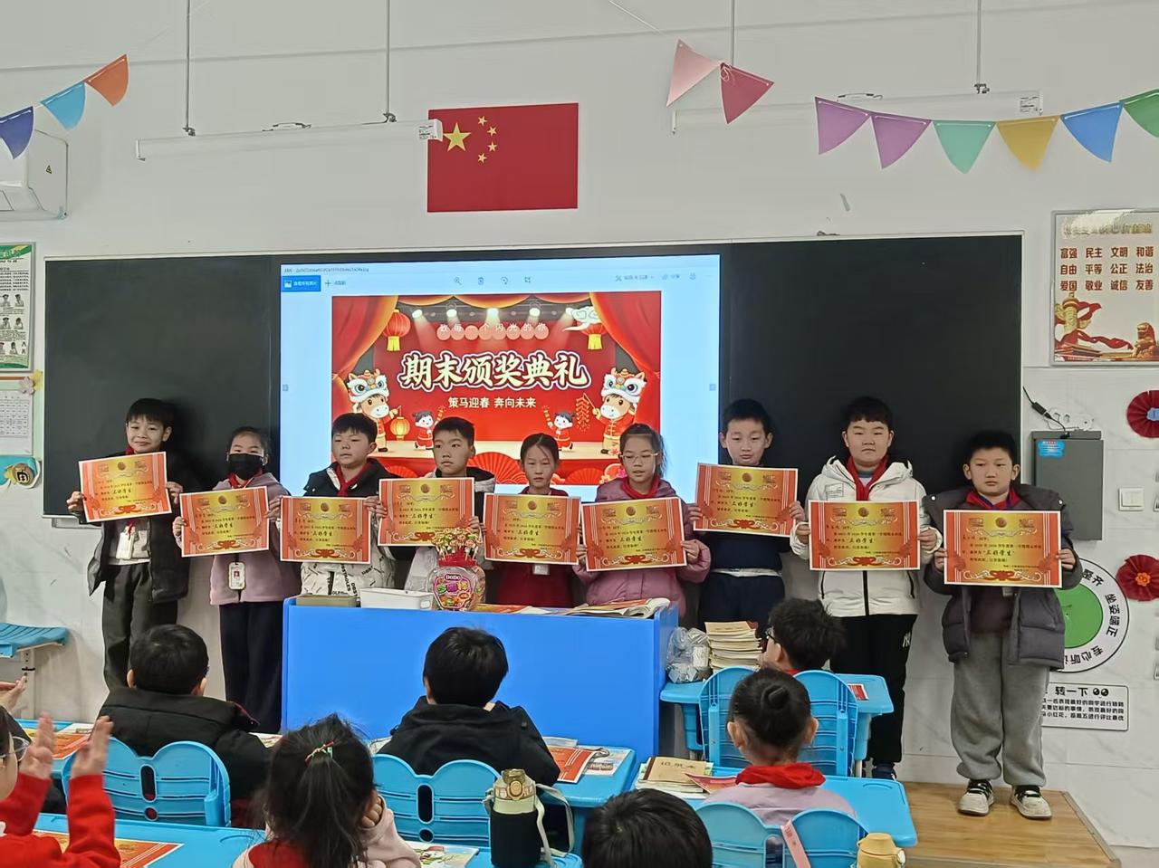 陪孩子写作业有许多难题，具体有下列几种情况：一是情绪压力因孩子注意力不集中，