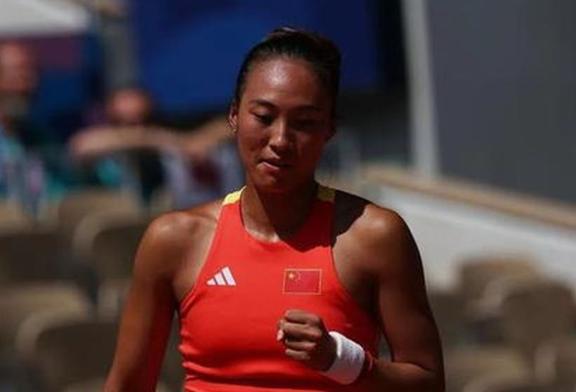 郑钦文世界排名掉到过第122位，拿着外卡打中网，八强里唯一非种子，赛前赔率1赔2