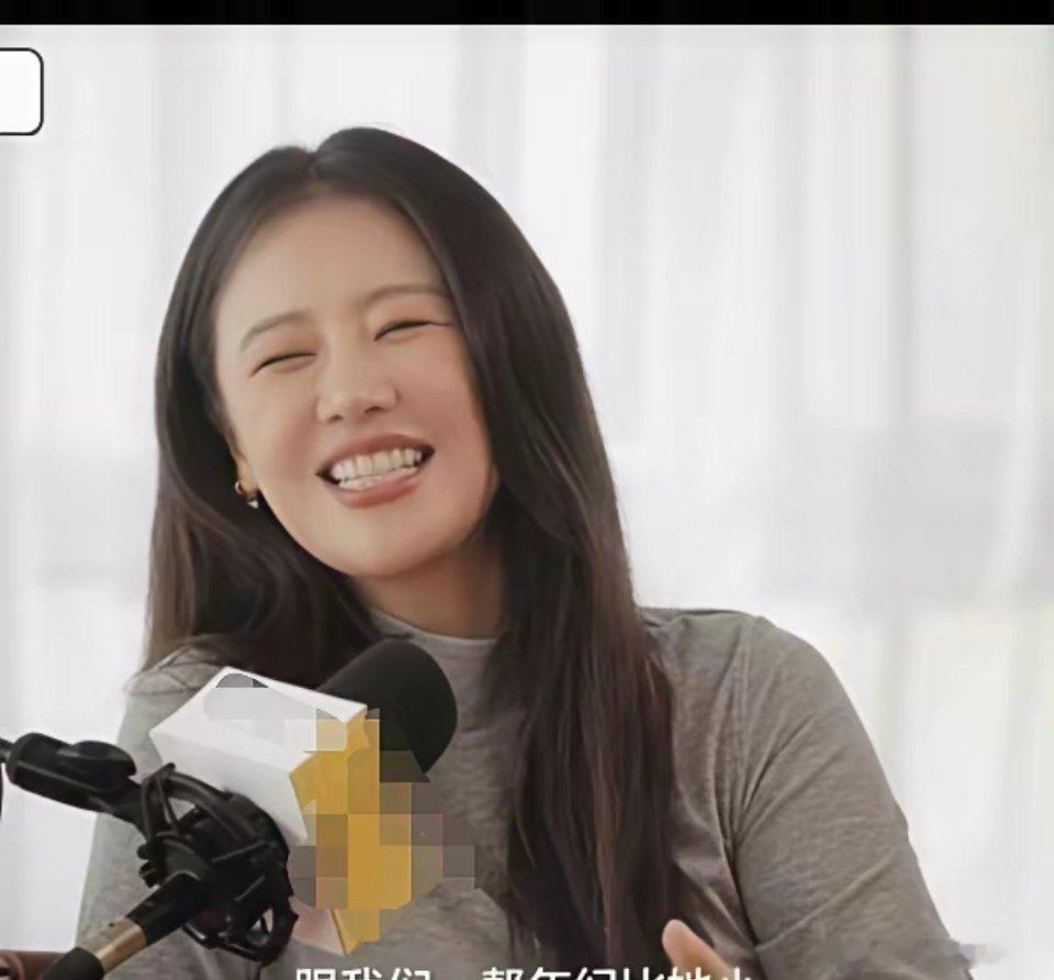 易立竟问马思纯：“你会害怕40岁吗？”马思纯：“我发现年轻人都爱说自己老。比如像