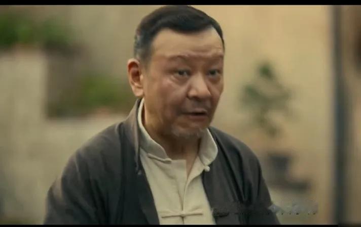 《八千里路云和月》田府那个后厨焦师傅，贼头贼脑，着不像个好人啊！他整天端个小紫