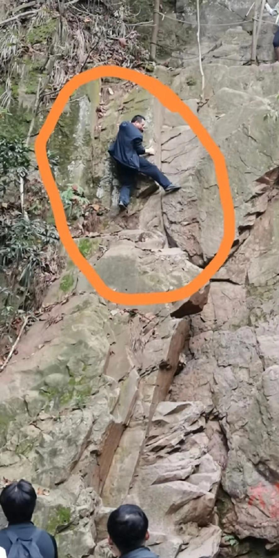 皮鞋战神抱山失败，众目睽睽之下从上摔下，一群人劝都不听的犟种，人教不会，只能靠事