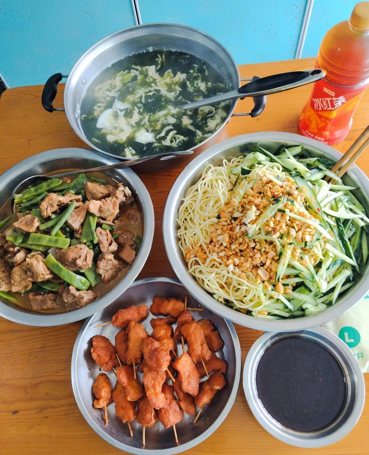 每天做饭也是头疼的事呀，不仅做，还得考虑做什么！今天偷点懒，没有做四菜一汤，拌了