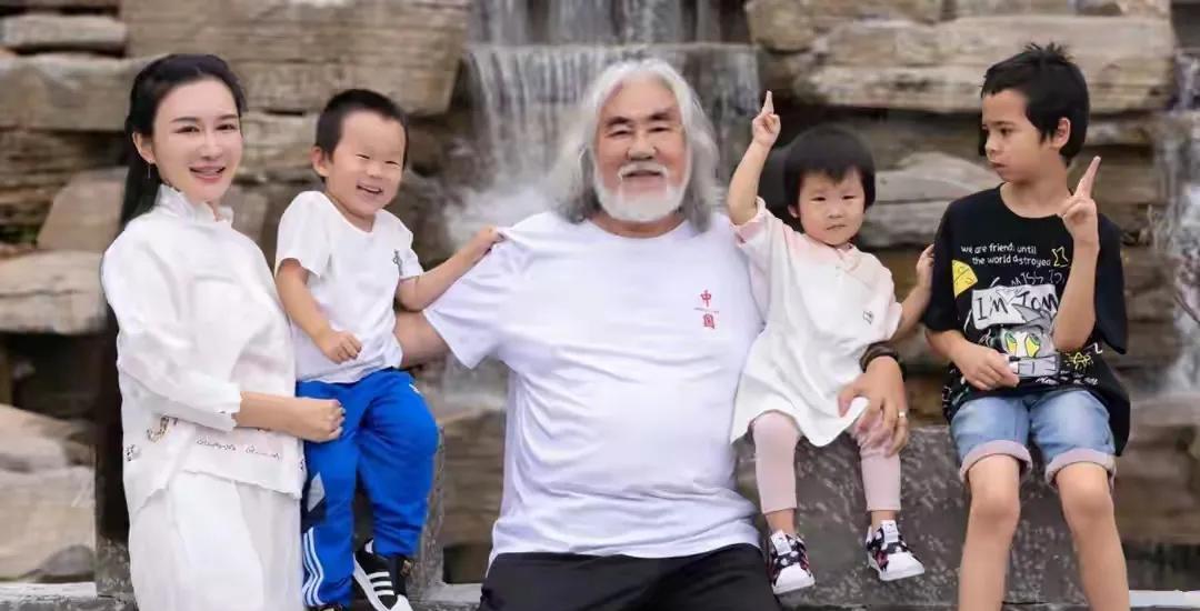 张纪中的小31岁娇妻杜星霖直播说选老公当然不是只看钱，她嫁给张纪中图的就是对方的