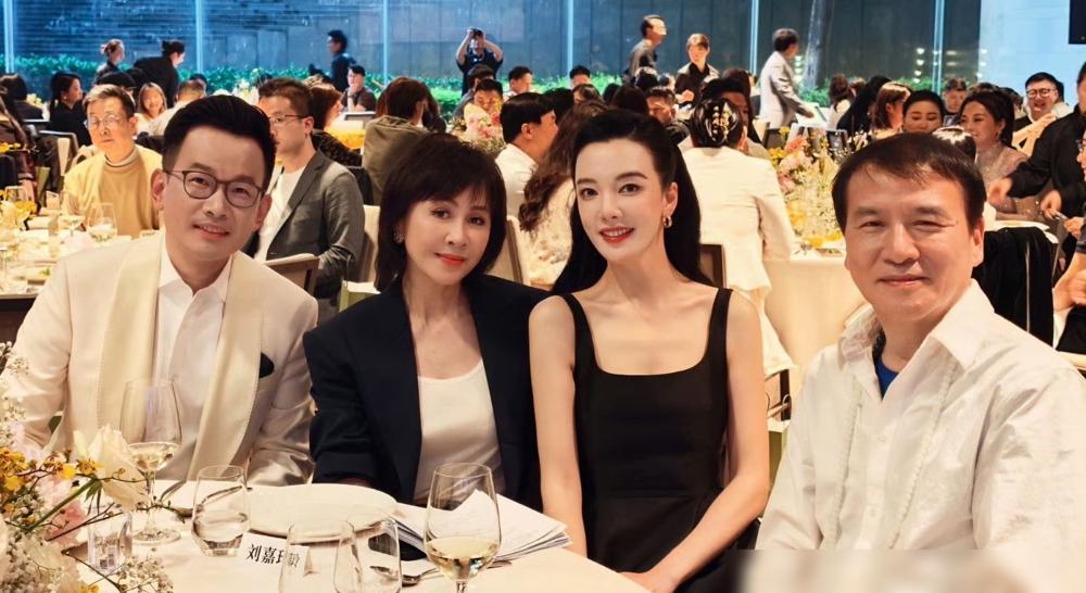 别被刘嘉玲的松弛感骗了。她去乌镇，根本不是找什么“隐士之乡”，而是为顶级圈层