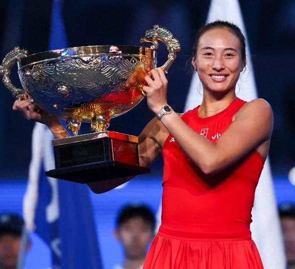 郑钦文夺冠为何全国欢呼？10月12日，武汉网球公开赛正赛揭幕当天，WTA