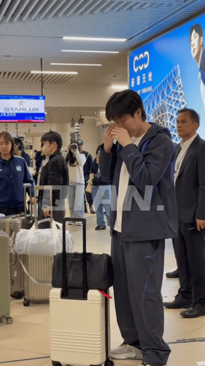 这个距离适合大家拍了，哥姐同框等待，头哥从站在这里开始，就很忙，一直没停下来