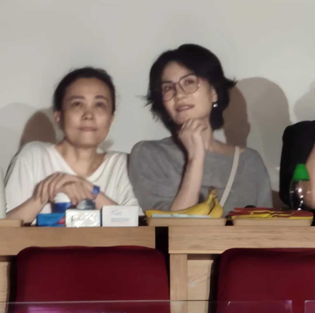 57岁王菲低调看闺蜜演唱会，松弛氛围感拉满57岁王菲现身北京那英演唱会，安坐V