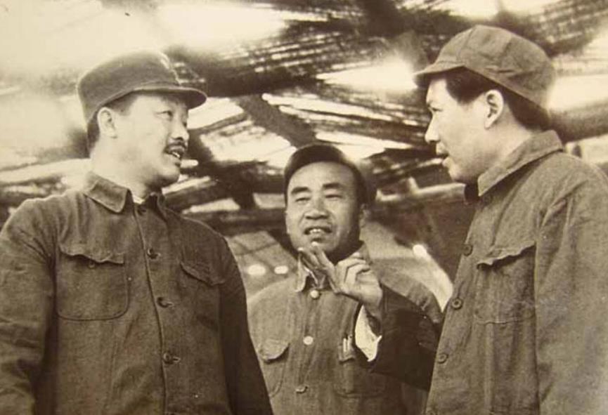 1938年，国共合作抗日期间，蒋介石召集第一、第二战区将领开会，彭德怀受邀出席。