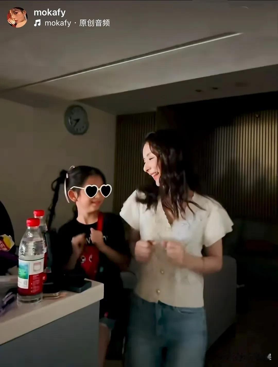 方媛在社交平台晒视频，在家和大女儿一起跳女团舞，母女俩真的一模一样啊，都是高颜值