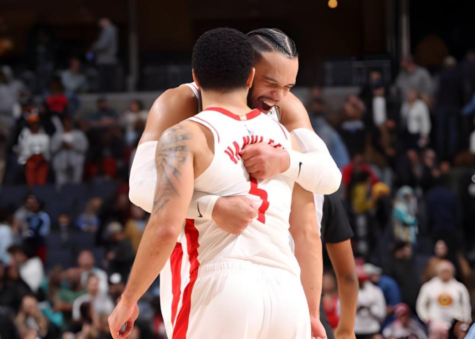 狄龙·布鲁克斯被火箭队送走之后，太阳队马上成为了一支西部劲旅。虽说本赛季他们被火