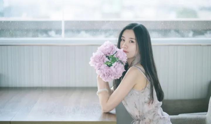 我认识一个姐姐，她今年46岁，儿子已经上大学。她注重保养，也会打扮，所以看着比实