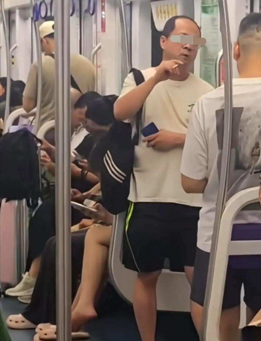 真的被重庆地铁这一幕彻底刷新认知，离谱到让人无法理解。晚高峰10号线挤满疲惫的打